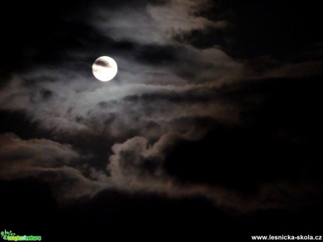 Měsíc a mraky - Foto David Hlinka (1)
