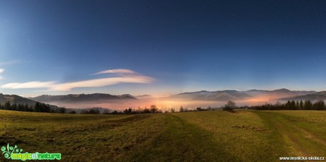 Inverze nad vesnicí při měsíčním světle - Foto Milan Kašuba