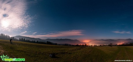 Měsíc schovávající se za oblaka - Foto Milan Kašuba