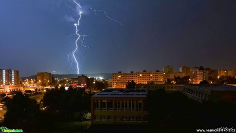 Blýská se nad městem - Foto Pavel Ulrych 0917