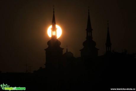 Západ Slunce v okně věžičky Kostela Sv.Ignáce 5.9. - Foto Ladislav Jonák 0918