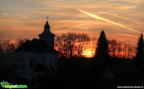 Západ slunce nad kostelíkem v Dušejově - Foto Ladislav Jonák 0419
