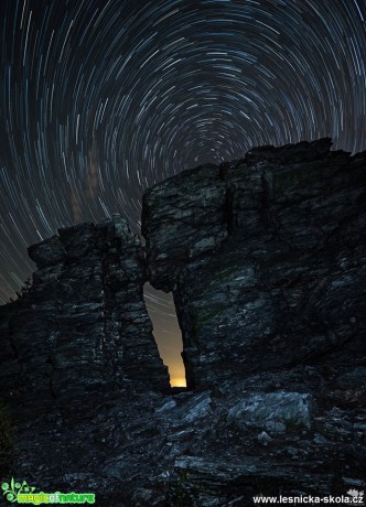 Skalním oknem do hvězdného nebe - Foto Filip Holič