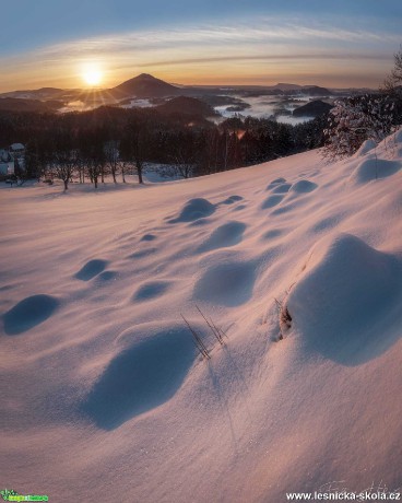 Slunce usíná za Růžovým vrchem - Foto Filip Holič 0920