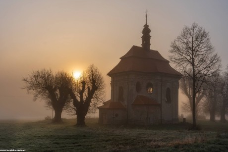 Svítání v mlhách u kapličky - Sloup v Čechách - Foto Petr Germanič 0422