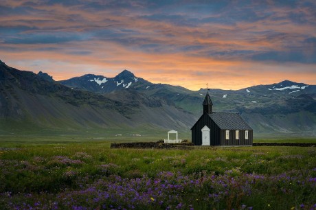 Kostelík Búðakirkja při východu slunce - Foto Petr Kovář 0825
