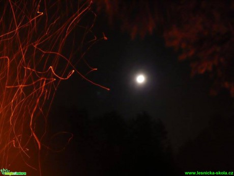 Měsíc nad ohništěm - Foto Radka Mizerová