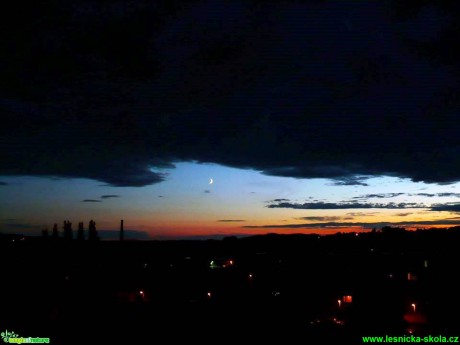 Obloha s velkým mrakem před setměním - Foto Radka Mizerová