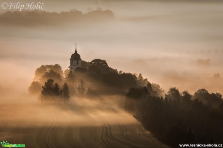 Kostel a stíny - Foto Filip Holič