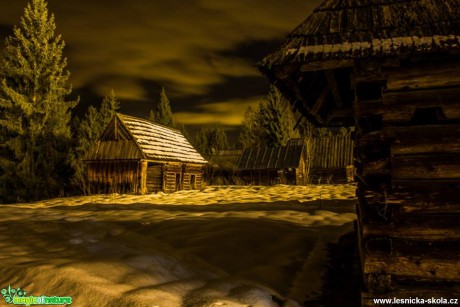 Dřevěnky v nočním světle - Foto Jozef Pitoňák (1)