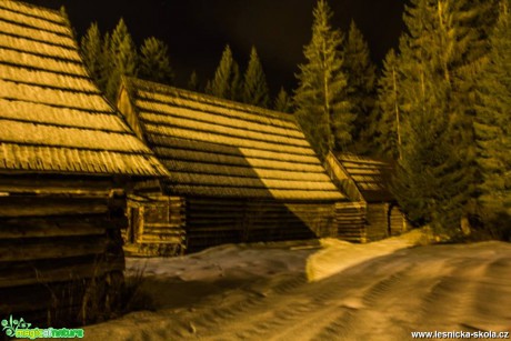Dřevěnky v nočním světle - Foto Jozef Pitoňák