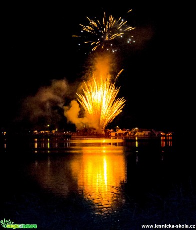 Ohňostroj na jezeře Chmelař - Foto David Hlinka
