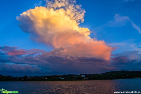 Oblaka nad jezerem Chmelař - Foto David Hlinka