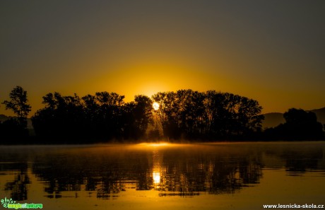 Východ slunce na jezeře Chmelař - Foto David Hlinka