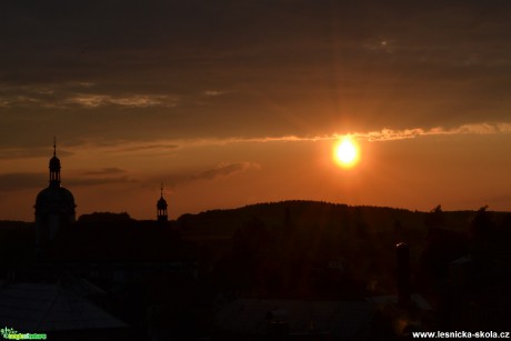 Západ slunce nad Šluknovským kostelem - Foto David Hlinka