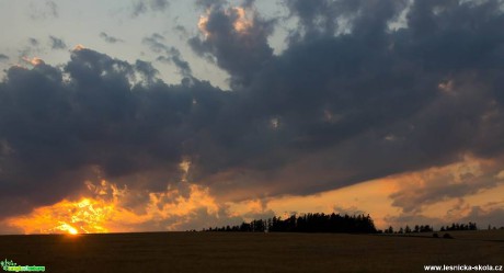 Západ slunce v polích u Starých Těchanovic - Foto Jan Valach