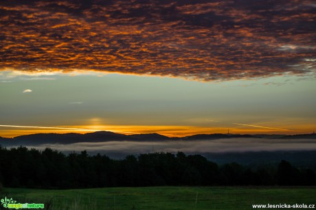 Východ slunce s mlhou nad Přestanovem - Foto David Hlinka