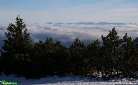Nízka oblačnost na Lysé hoře s dohledem až na Tatry - Foto Jan Valach