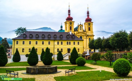 Klášter v Hejnicích - v pozadí Jizerské hory v mlze - Foto David Hlinka