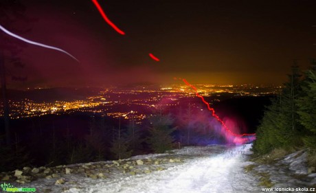 Večerní stezka z Lysé hory osvětlena čelovkami běžců - Foto Jan Valach