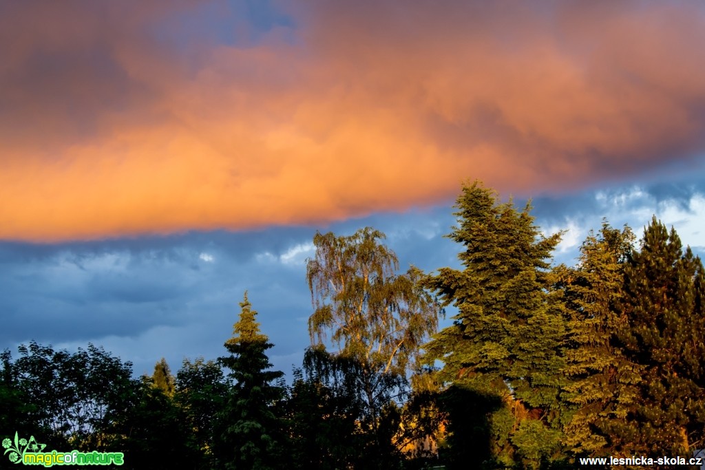 Světlo, stíny a červánkový mrak - Foto David Hlinka