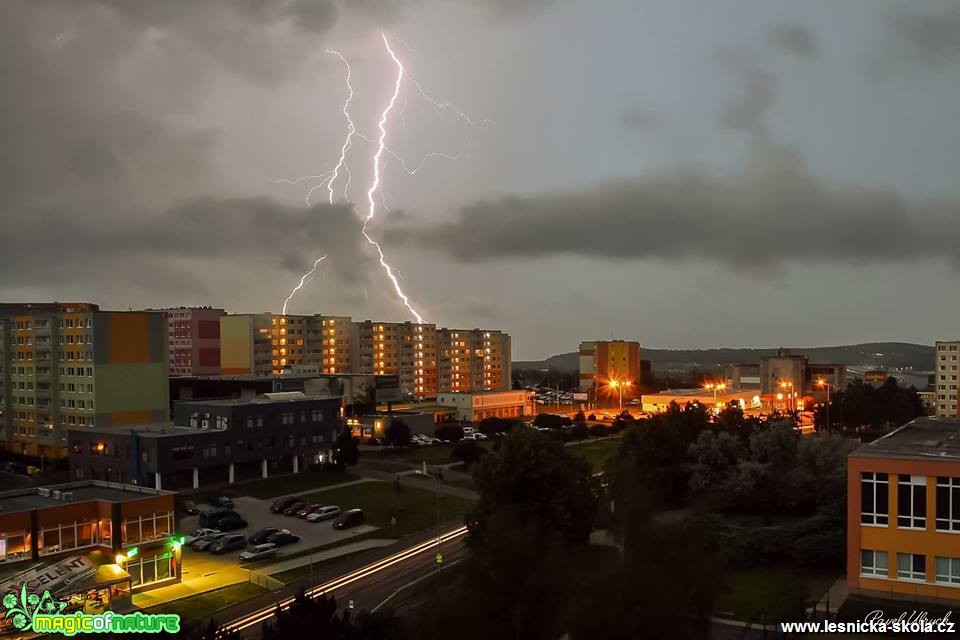 Blesky nad Mostem - Foto Pavel Ulrych