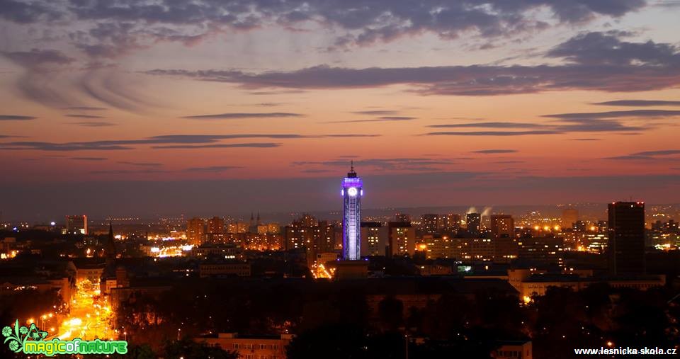 Pohled na noční Ostravu z vršku nad Bazaly - Foto Jan Valach