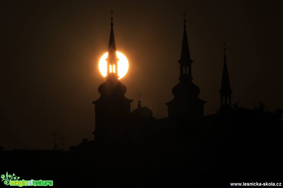 Západ Slunce v okně věžičky Kostela Sv.Ignáce 5.9. - Foto Ladislav Jonák 0918