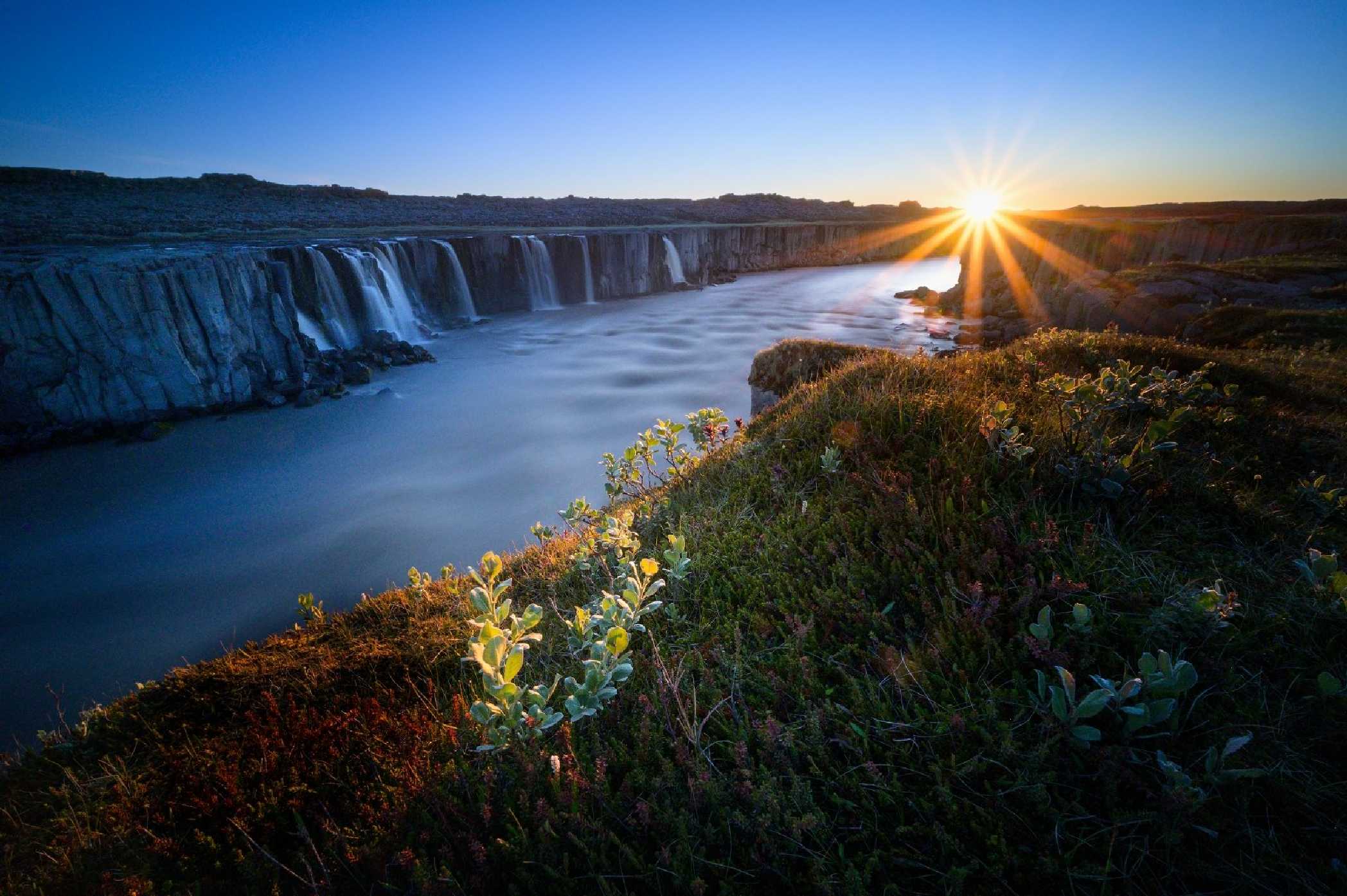 Půlnoční západ u vodopádu Selfoss - Foto Petr Kovář 0625