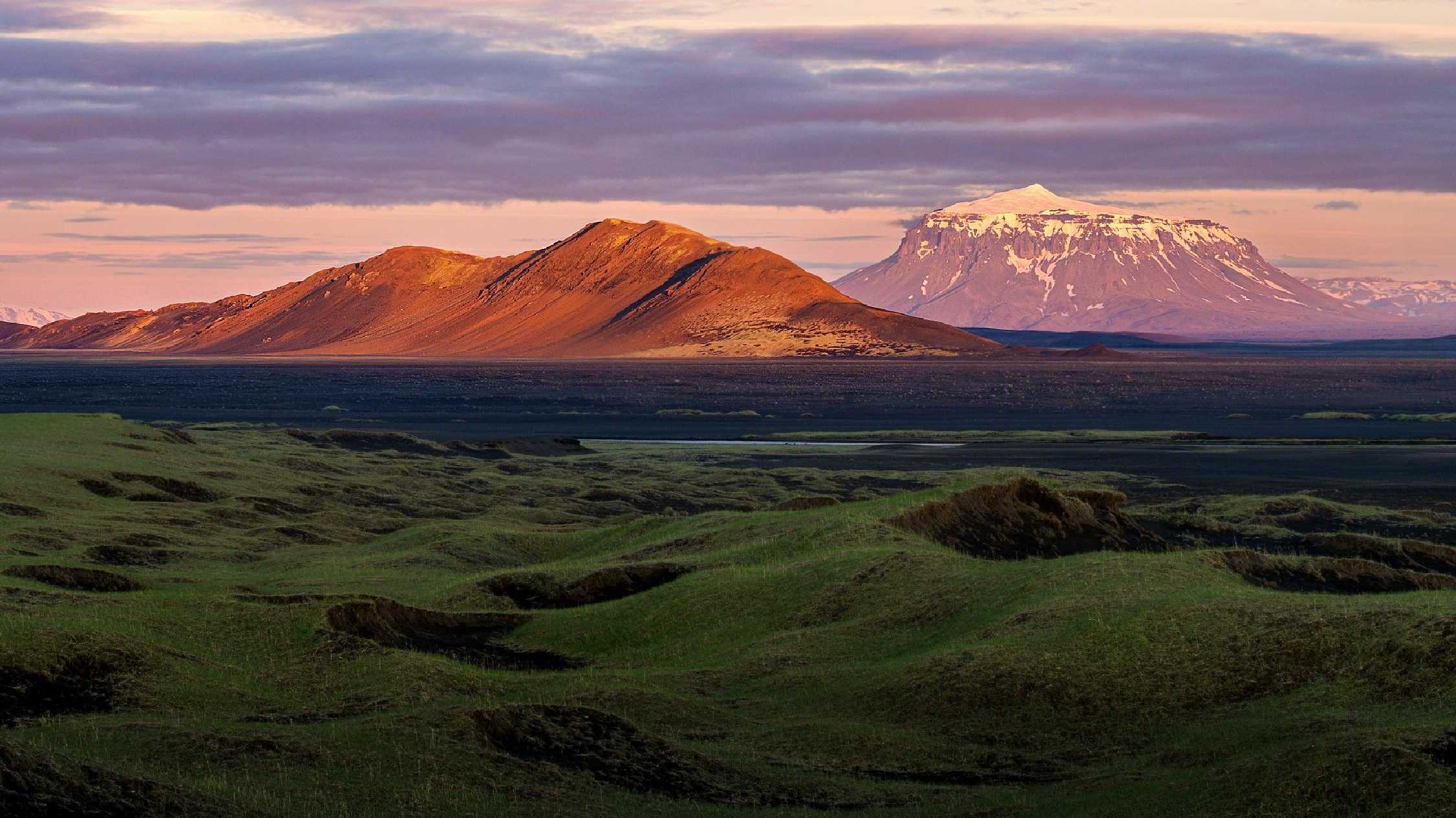 Sopka Herðubreið a před ním Kjalfell - Foto Petr Kovář 0625
