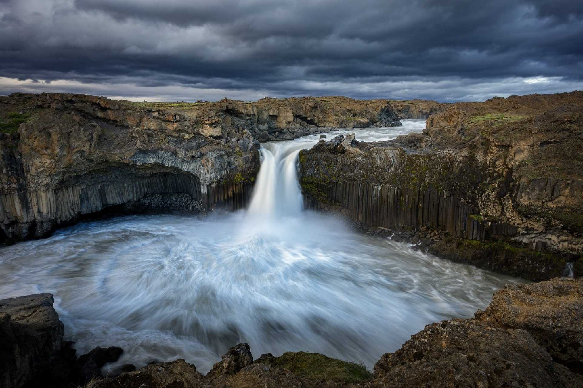 Zamračené nebe u 20m vysokého vodopádu Aldeyjarfoss - Foto Petr Kovář 0825