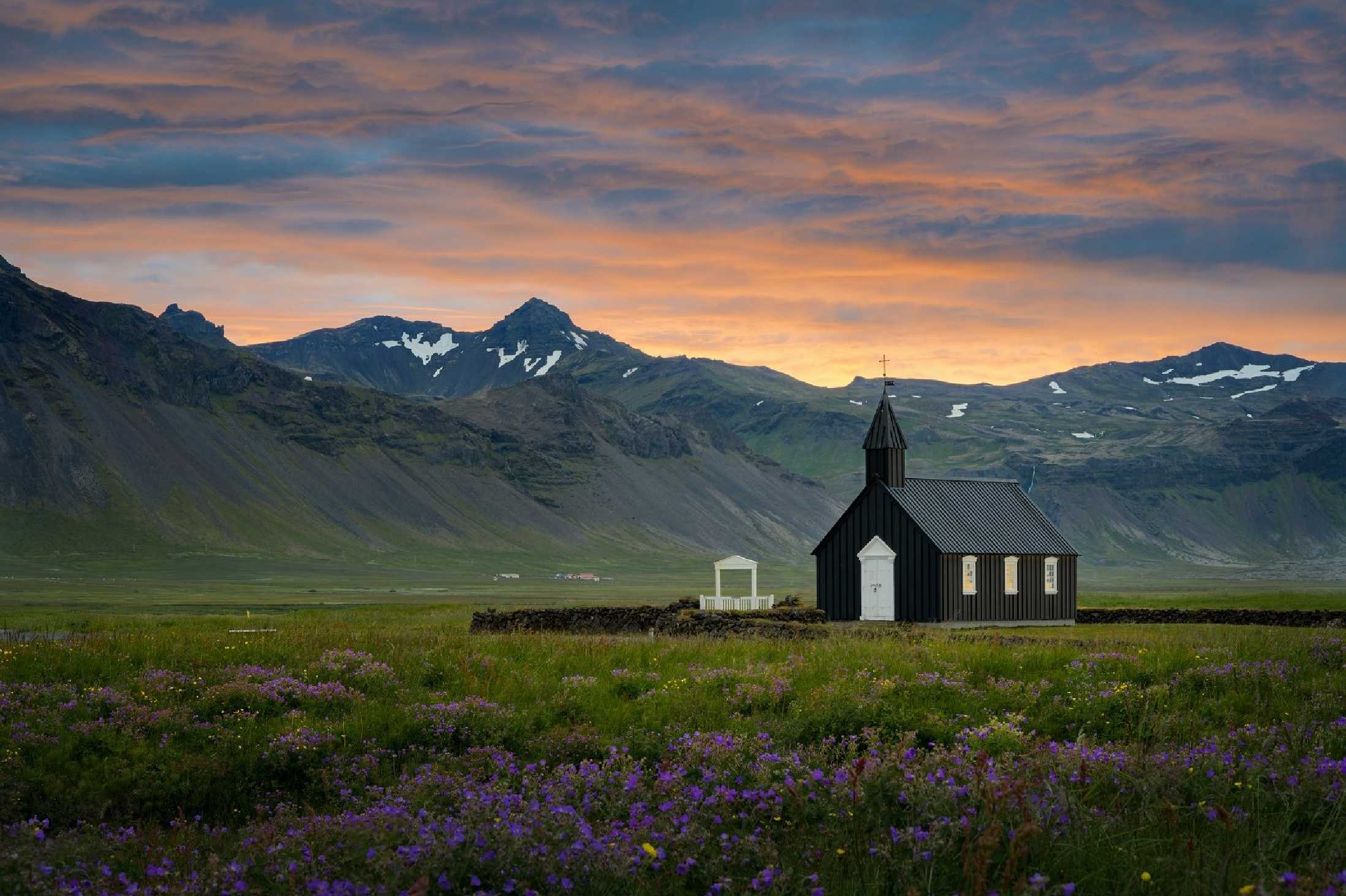 Kostelík Búðakirkja při východu slunce - Foto Petr Kovář 0825