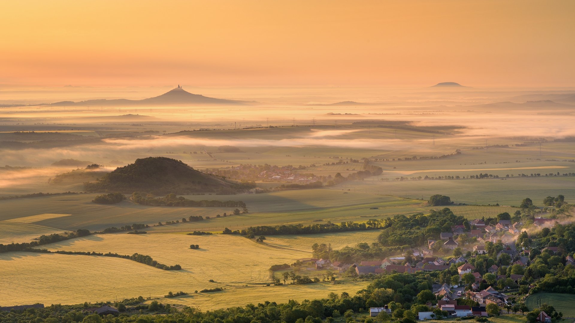 Syslík - Hazmburk a v dálce Říp - Foto Petr Kovář 1025