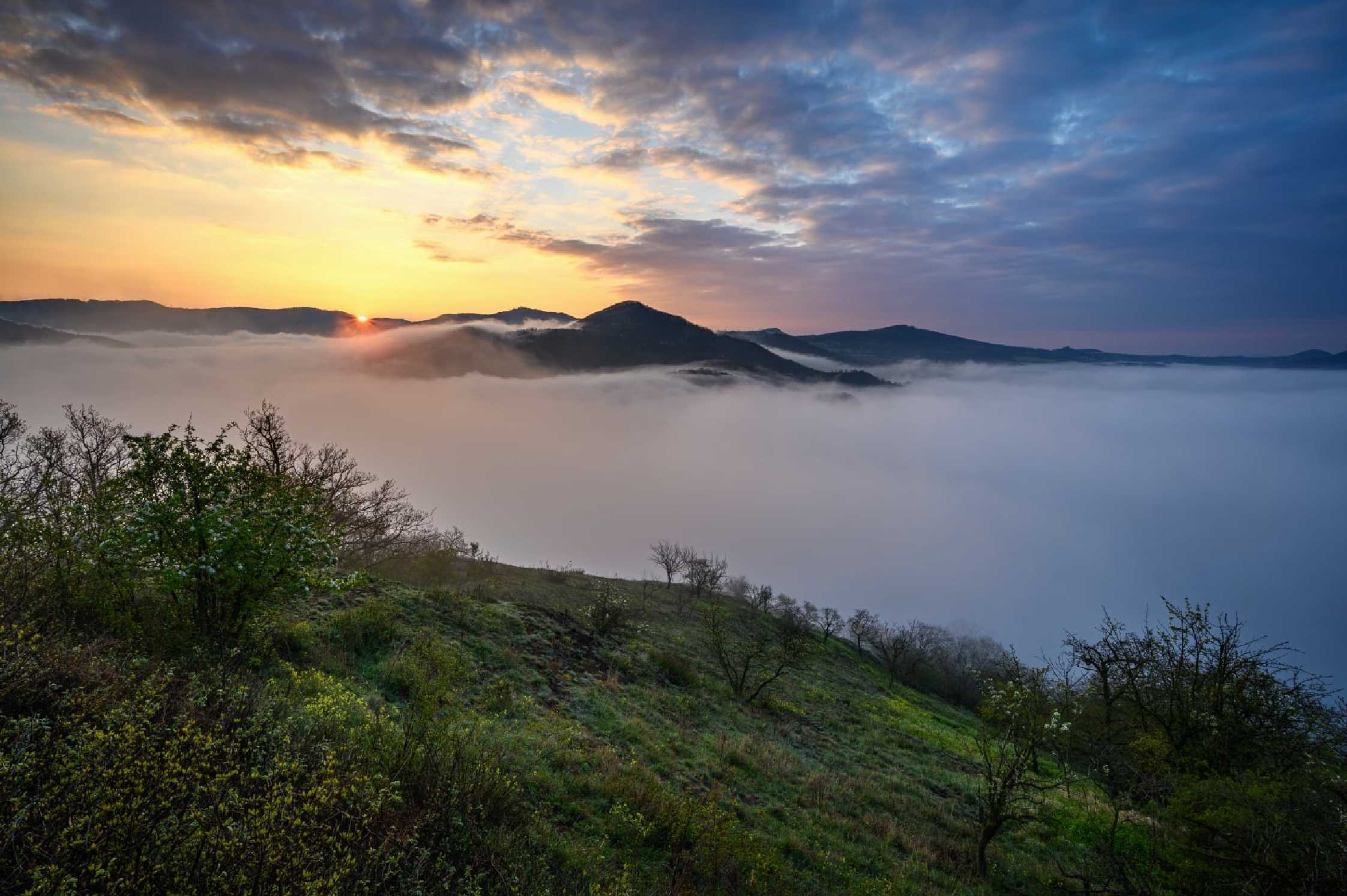 Moře mlhy a první paprsky - Foto Petr Kovář 1025