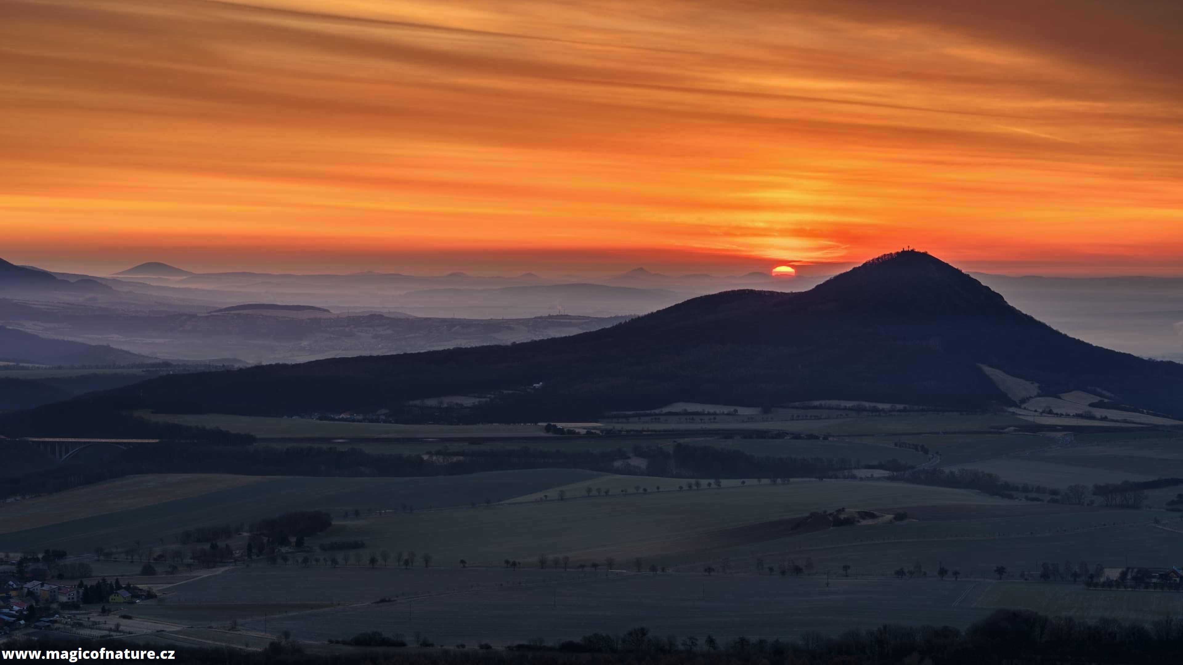 Slunce vylézá na Lovoš - Foto Petr Kovář 0226