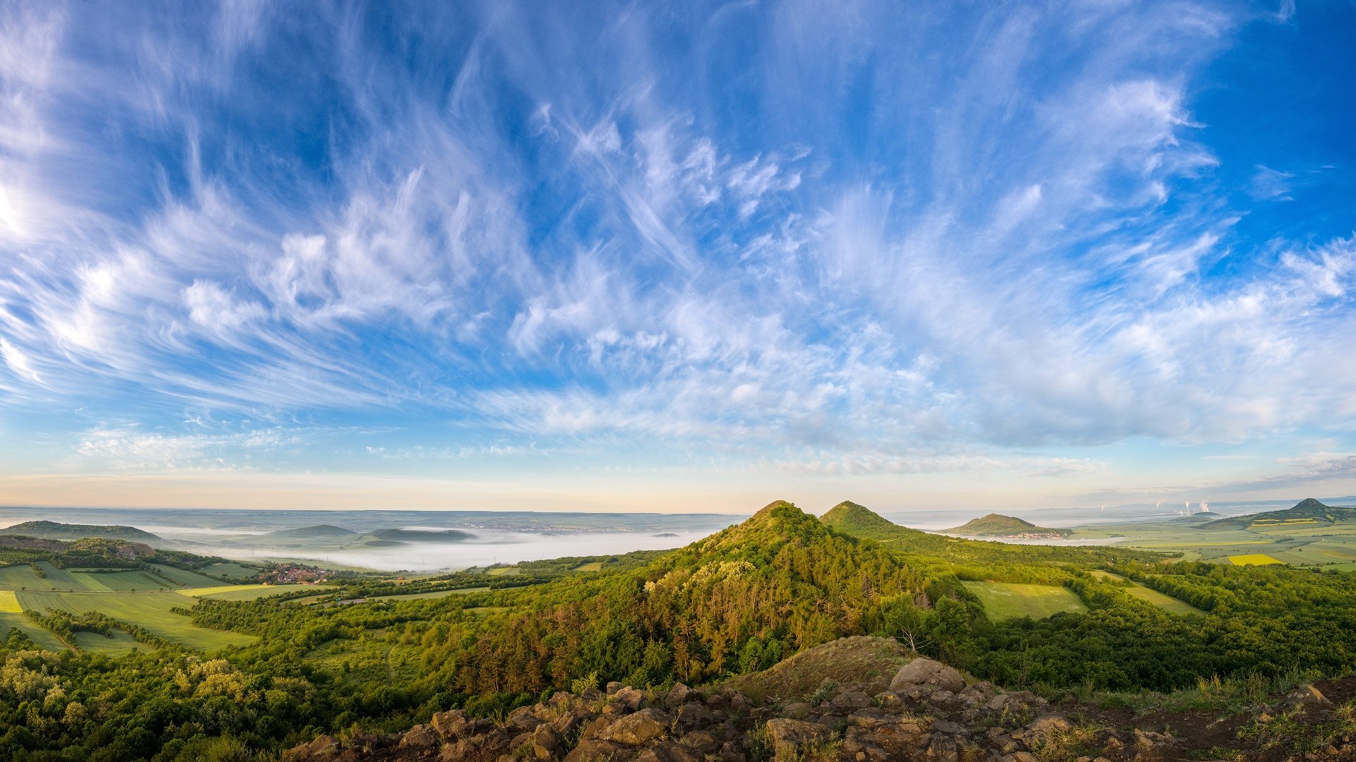 Zahnuté cirry nad vrcholky Lounského středohoří - Foto Petr Kovář 1025