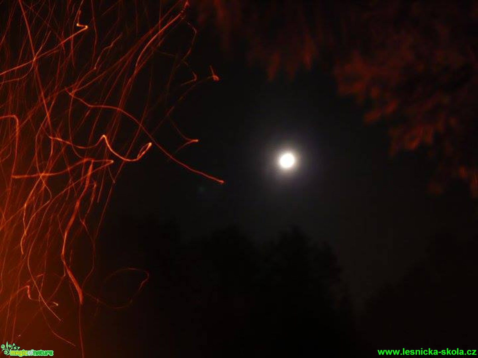 Měsíc nad ohništěm - Foto Radka Mizerová